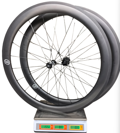 50mm Carbon Rim Brake Road Wheelset with DT350 Hubs, tubeless design, 25mm width, 700C size, displayed on a scale.